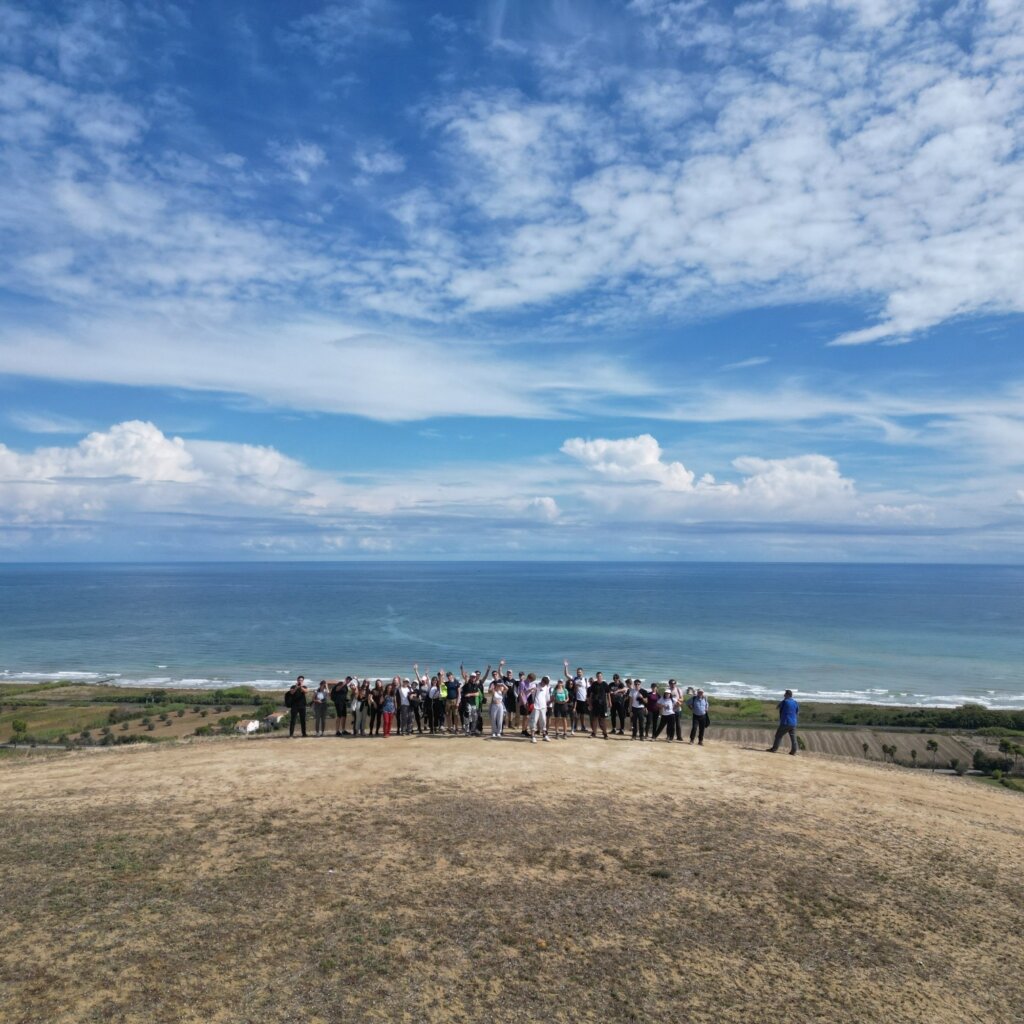 gruppo di ragazzi su sfondo il mare